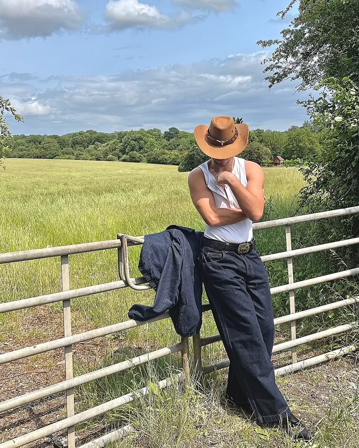 Outdoor lifestyle with relaxed headwear